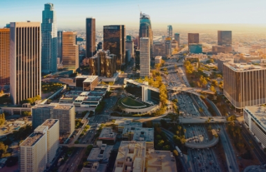 Aluguel de carros no centro de Los Angeles.