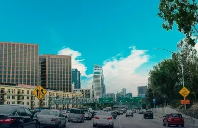 Alquila un carro en Wilshire Boulevard y recorre California