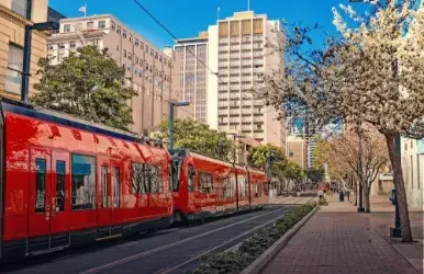 Renta de coches económicos Dollar en el centro de San Diego